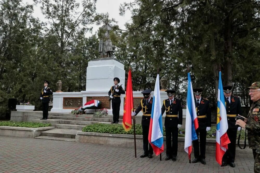 День освобождения симферополя от немецко фашистских захватчиков. Военные памятники. Вечный огонь Симферополь. Памятники ко Дню Победы. Памятники Крыма.