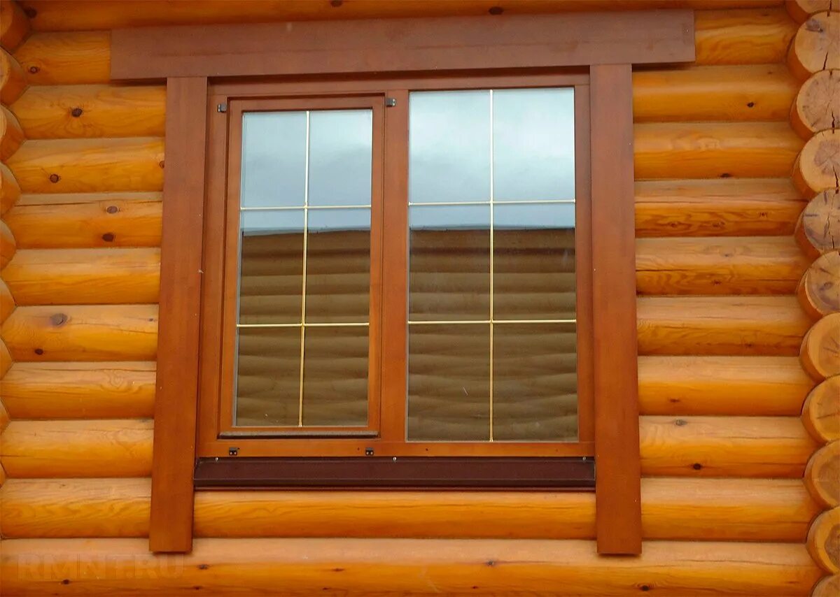 Купить окна в деревянный дом. Окна в деревянном доме. Деревянные окна в деревянном доме. Обналичка на окна в деревянном доме. Наличники на окна деревянные.