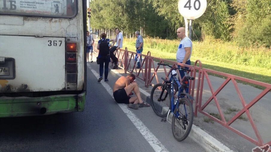 Упал в стоящем автобусе. Авария автобус и велосипедист Ярославль. Велосипедиста сбил автобус. Велосипедист на автобусной. Велосипедисты в Ярославле.