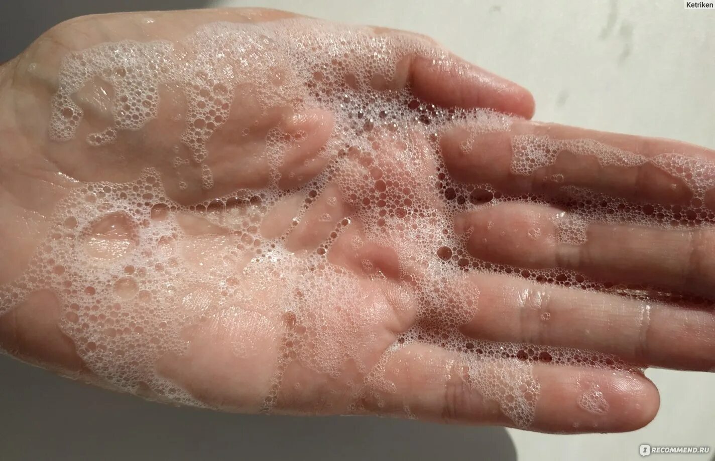 Мокрая кожа лица. Увлажнение кожи лица. Эстетика хайлайтера. На чистую влажную кожу. Мокрое лицо девушки.