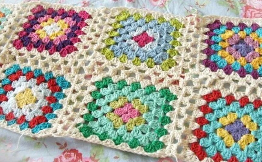 соединить бабушкины квадраты. бабушкин квадрат соединение мотивов. соединить квадраты крючком. красивое соединение бабушкиных квадратов. как красиво соединить бабушкины квадраты крючком.