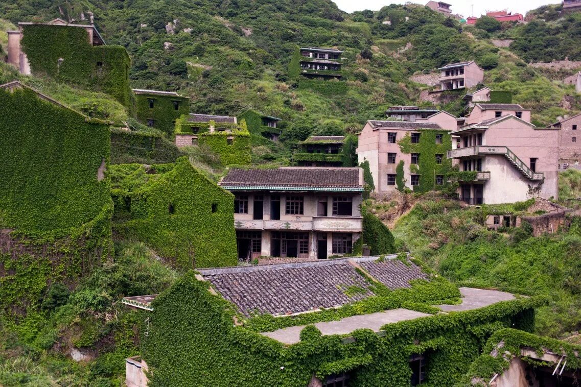 Abandoned village reclamation. Рыбацкая деревня Хоутоувань. Заброшенная Рыбацкая деревня Хутуван. Хоутоувань заброшенная деревня. Деревня Хутуван Китай.