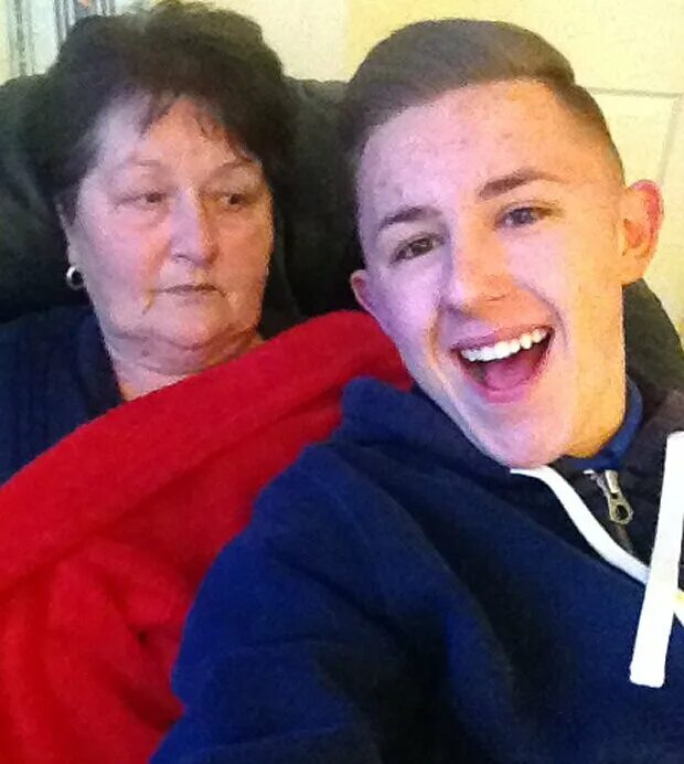 Грустная бабушка с внуками. Дедушка и внук. Забота о стариках. Внук воспользовался бабушкой. Бабушка внук компьютер.