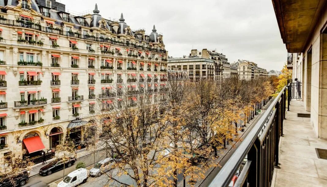 Avenue montaigne paris. Avenue montaigne dior. Авеню монтень. Авеню монтель париж, елисейское поле. Проспект монтеня.