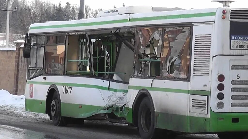 Автобус разбили. Автобус Мосгортранс авария.