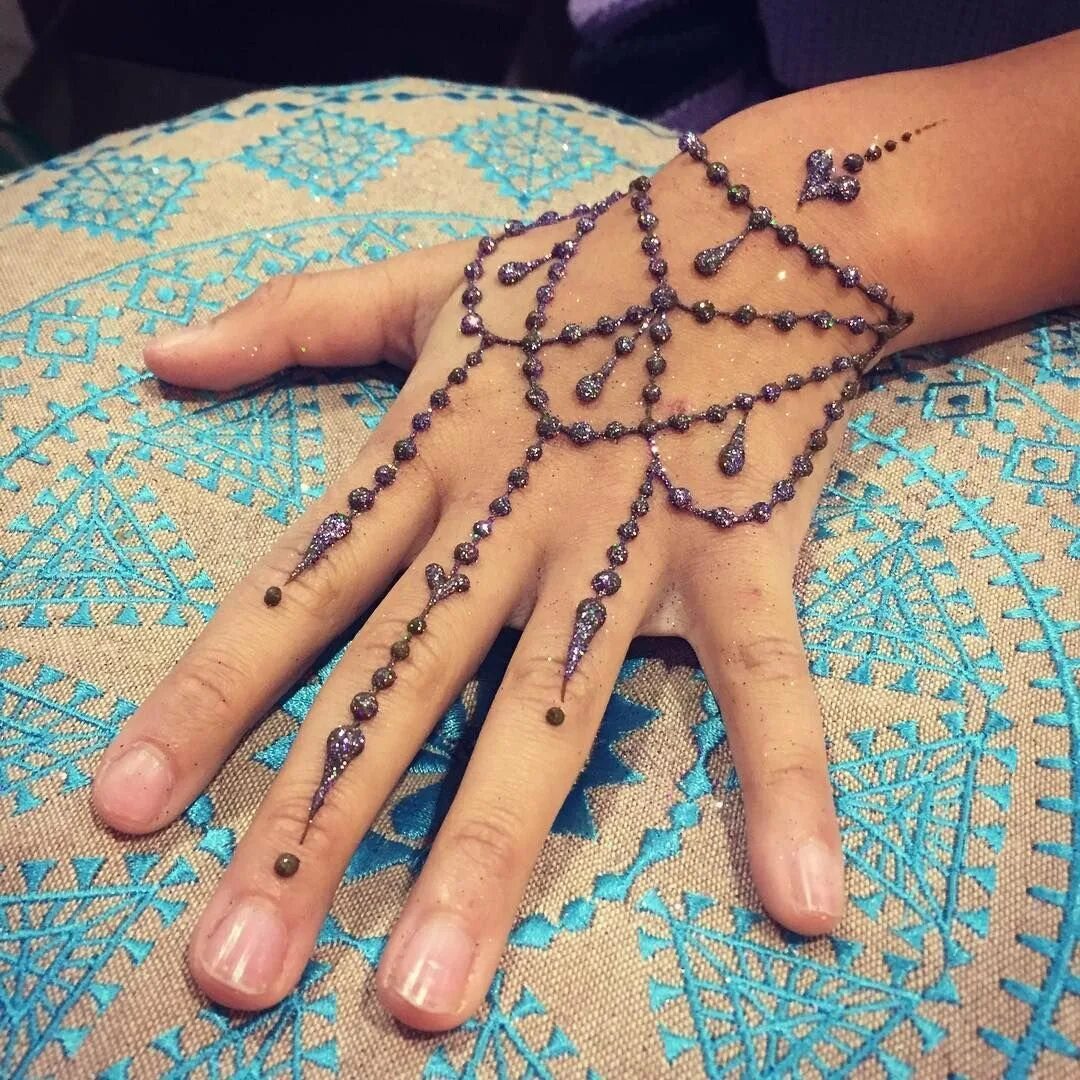 мехенди. тату хной на руке. тату хной. мехенди. мехенди просто.