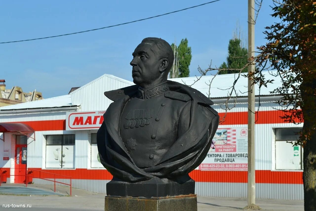 Миллерово какая. Миллерово ростовская. бюст ефимова в миллерово. памятник кукушкин миллерово. памятник ефимову в миллерово.