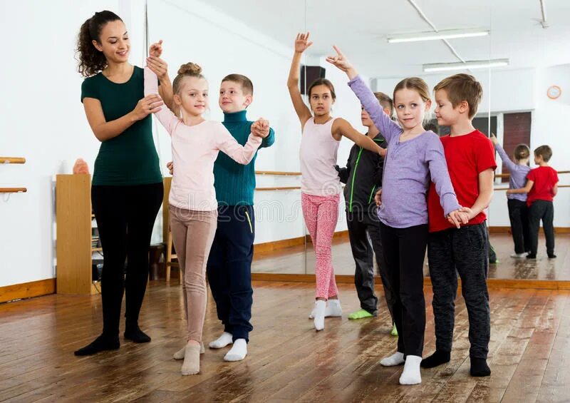 Танец девочки и мальчика в школе. Дети танцуют в школе. Девочка танцует в классе. Детский бальный танец. Танец девочки и мальчика в школе.