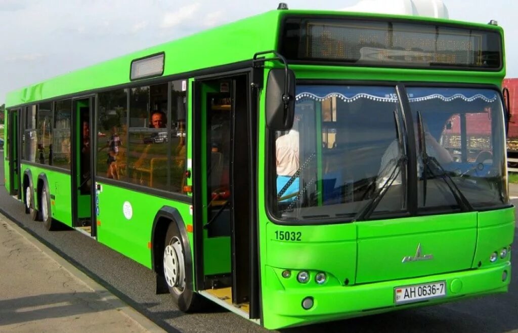 Зеленый автобус. Городской автобус. Городской зеленый автобус. Бело зеленый автобус. Пригородные автобусы минск