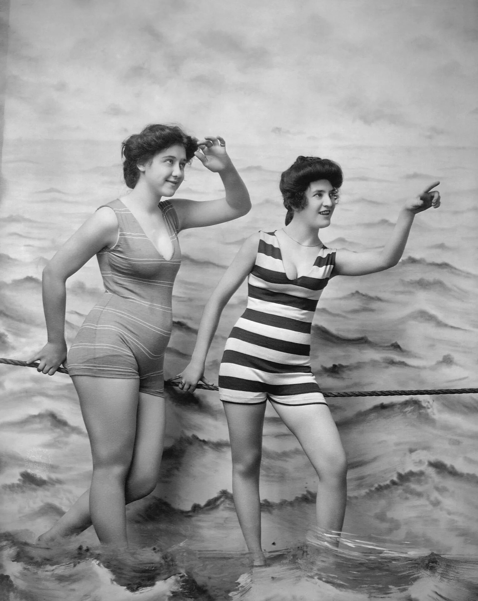 коко шанель загорает. первый купальник. загорелая коко шанель. бикини коко шанель. мишелин бернардини в бикини.