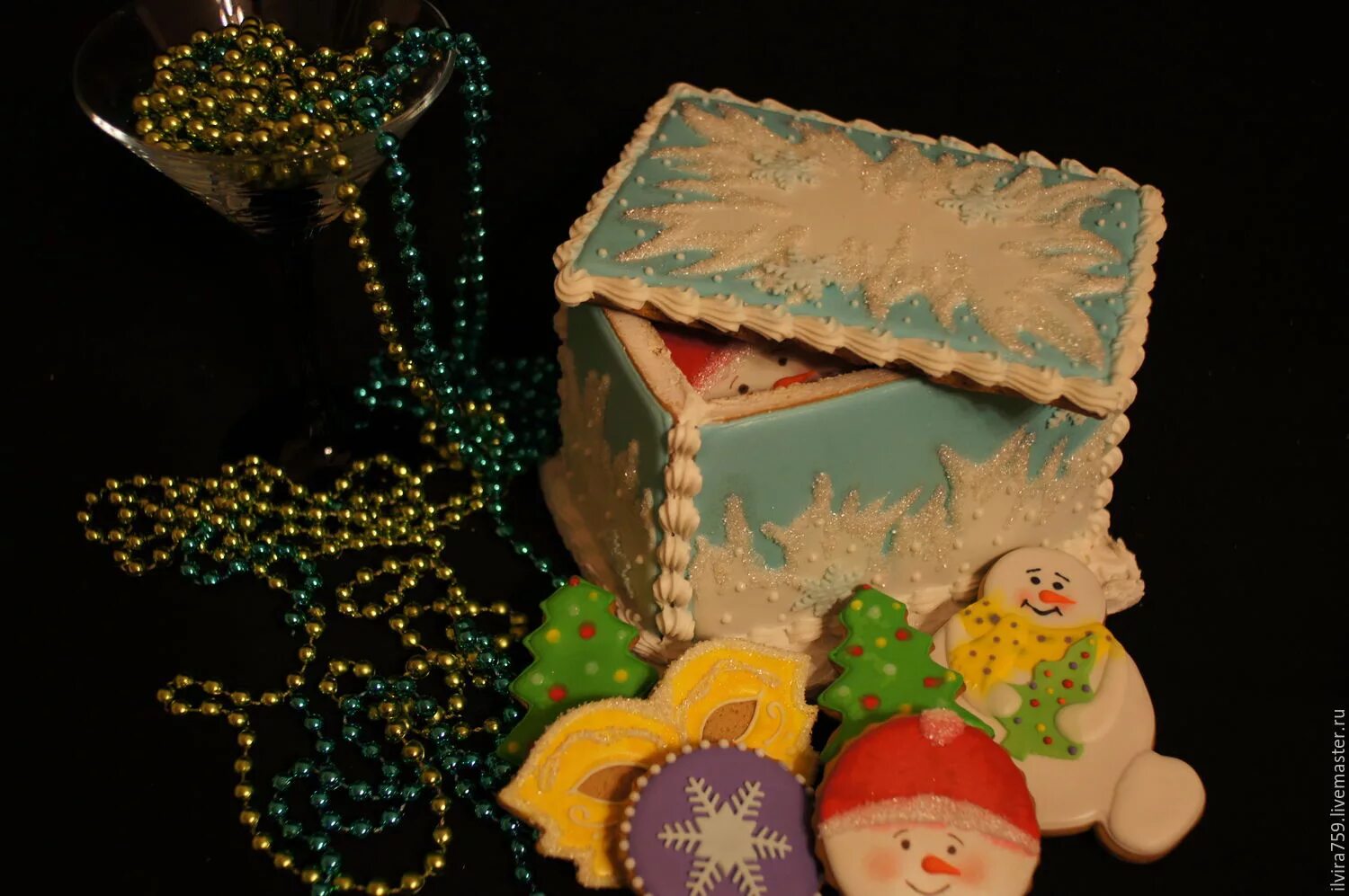 Новогодний сундучок в садик. Домик из рафаэлло к новому году мастер класс. Пряничная шкатулка на новый год. Сказочный сундучок на новый год поделка. Поделки сундучок новогодних сказок своими руками.