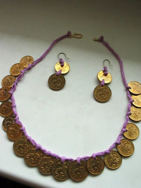 Красивые бусы из натуральных камней. Ожерелье из бус монет разноцветных. Медные монисто. Ожерелье из бус монет разноцветных. Ожерелье из бус монет разноцветных.