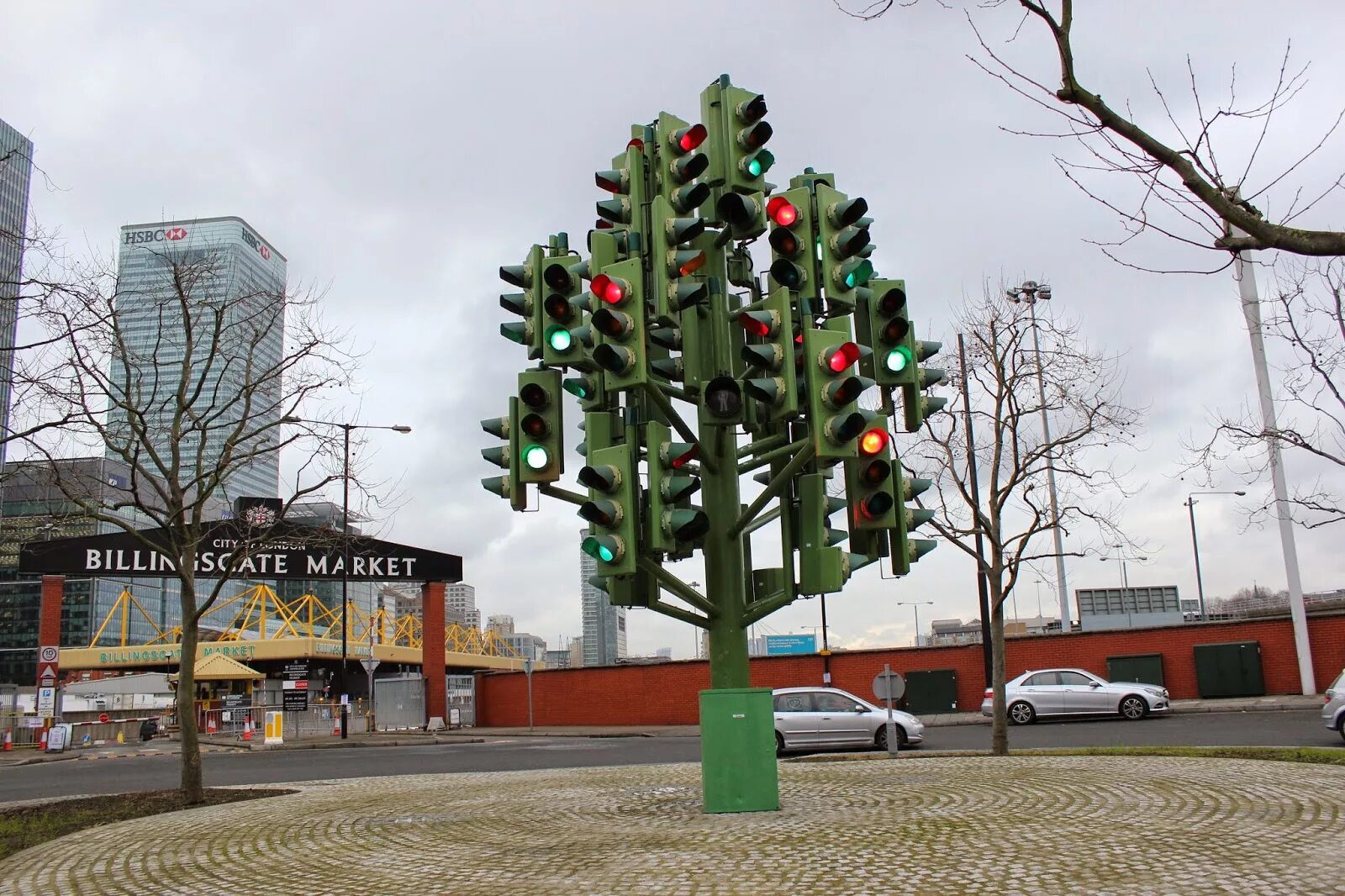 Traffic tree. Скульптура светофорное дерево пенза. светофорное дерево в лондоне. памятник светофору в лондоне. traffic light tree лондон.