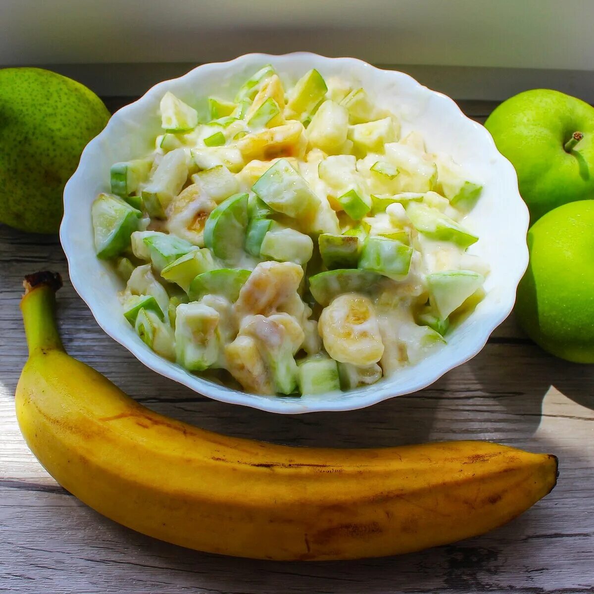 Фруктовый салат. Салат с бананом. Фруктовый салат банан яблоко груша. Фруктовый салат в яблоке. Фруктовый салат апельсин банан