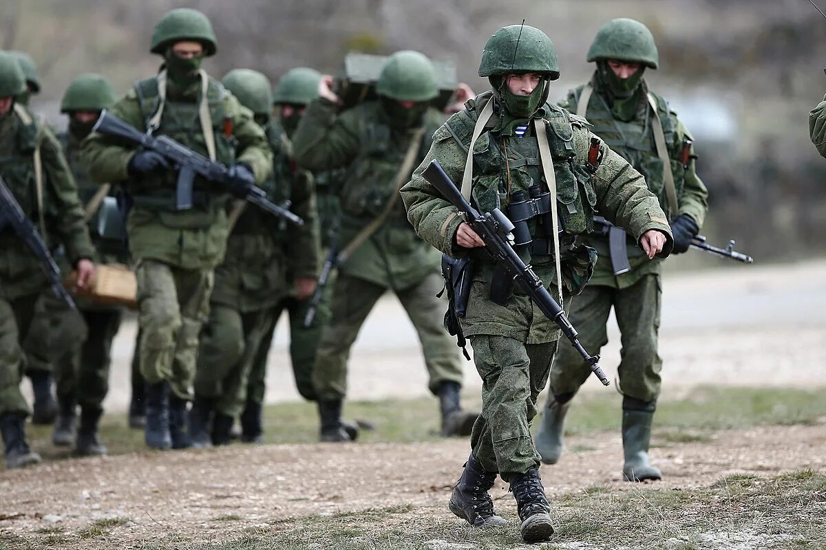 Знак русских солдат. Российские военные. Российские военные без опознавательных знаков. Войска территориальной обороны России. Военная форма без опознавательных знаков.