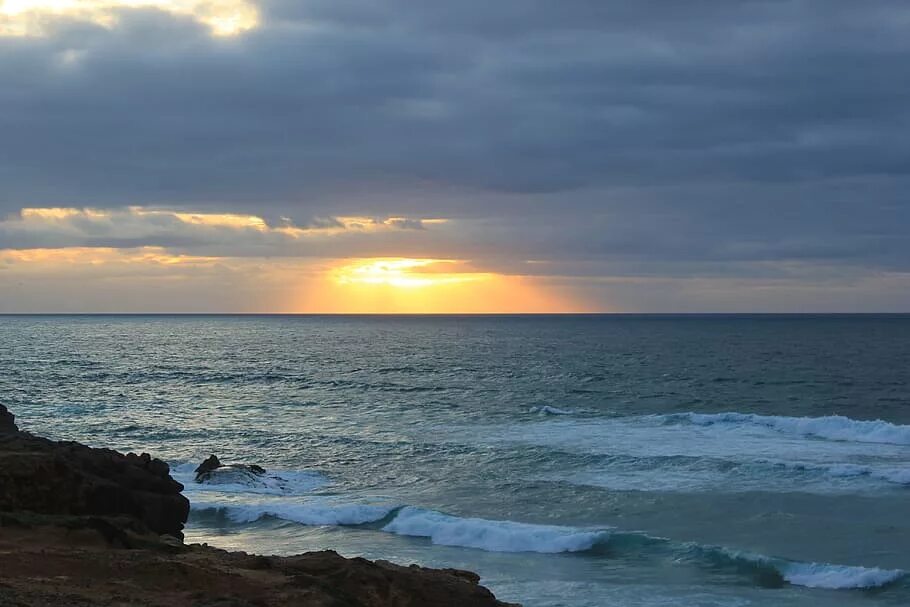 Волна береговое. Море на закате Португалия. Закат Кашкайш. Cascais Sunset. Cascais pictures.