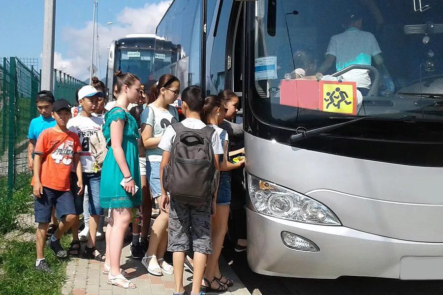 Подвоз детей автобусами. Автобусные экскурсии дети. Дети в автобусе на экскурсии. Школьные экскурсии автобусные. Детская автобусная экскурсия.