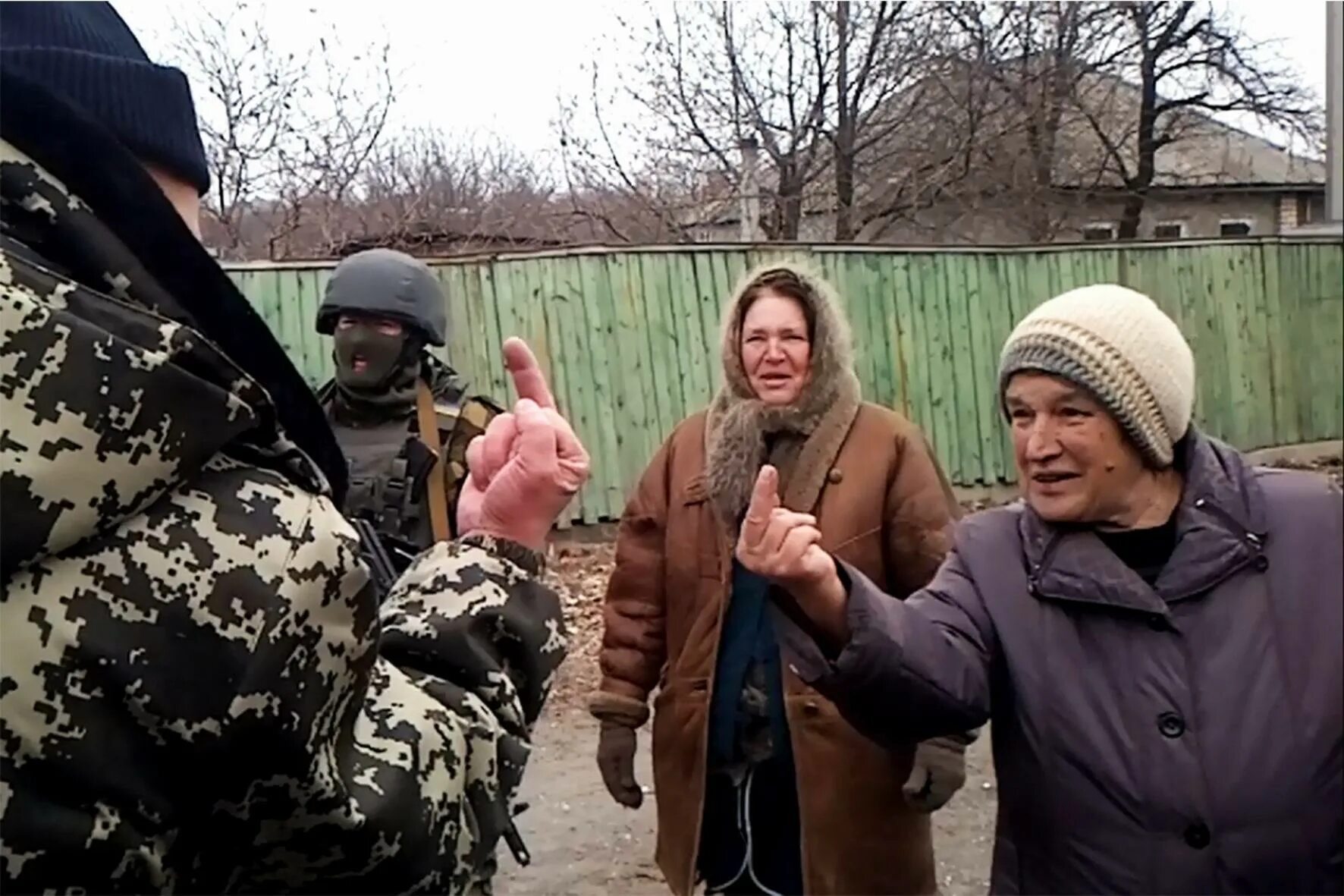 Мнение местных жителей. Бабушка спецназ. Трехизбенка. Бабушка и украинские солдаты. Трехизбенка Украина.