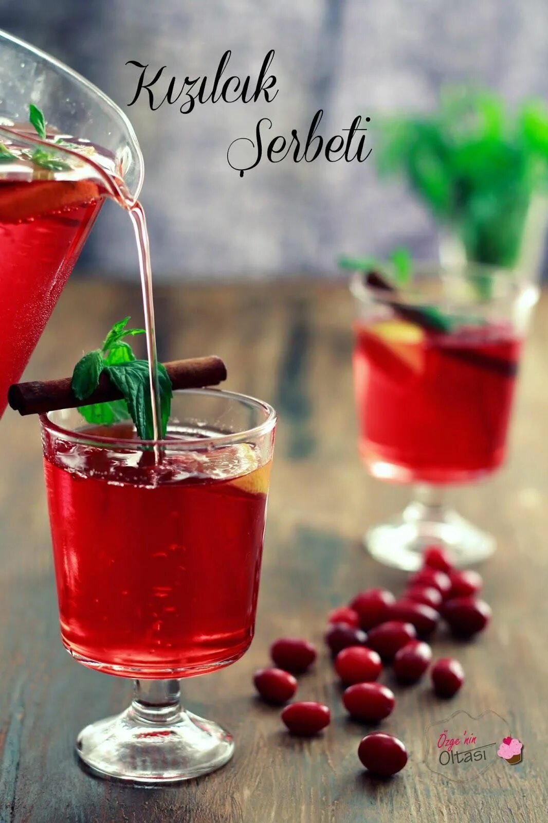 Kızılcık şerbeti 66. Кисель из сока. Горячий клюквенный пунш. Клюквенный морс cranberry. Морс барбарисовый.