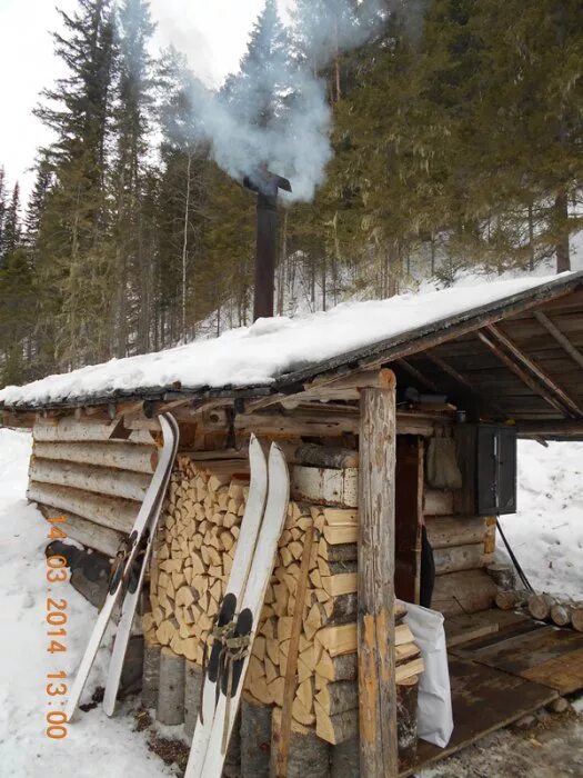 домик для охотников. охота в тайге и жизнь в зимовье. жизнь промысловиков в тайге. в. охотничья избушка внутри.