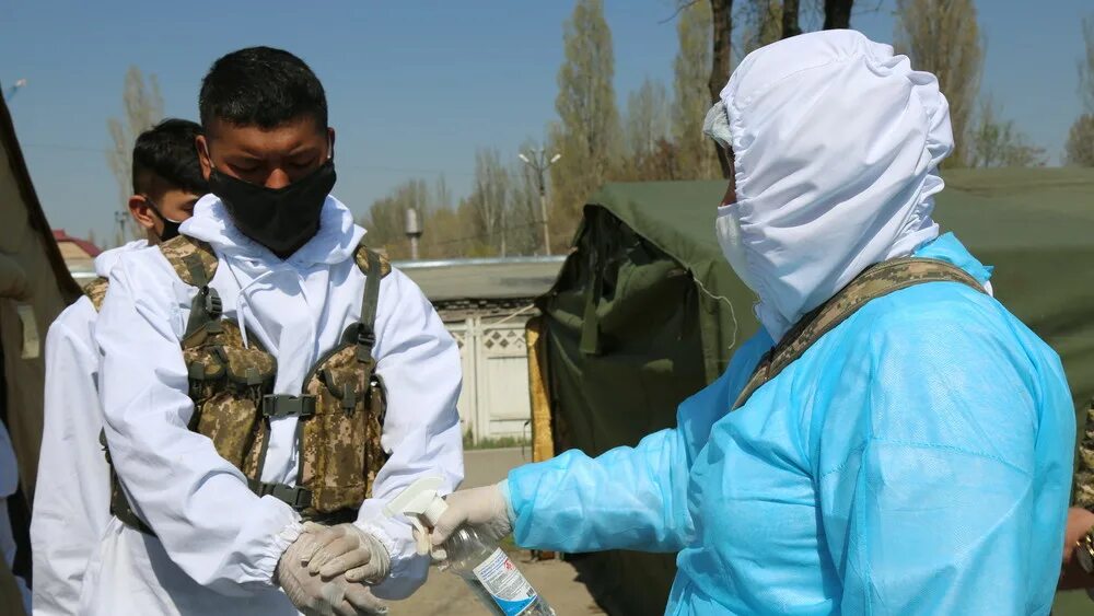 Медицинское обследование военнослужащих. Военный фельдшер. Лекарство против страха сериал 2013. Великая отечественная санитарка 1941-1945. Военная медсестра великой отечественной войны.