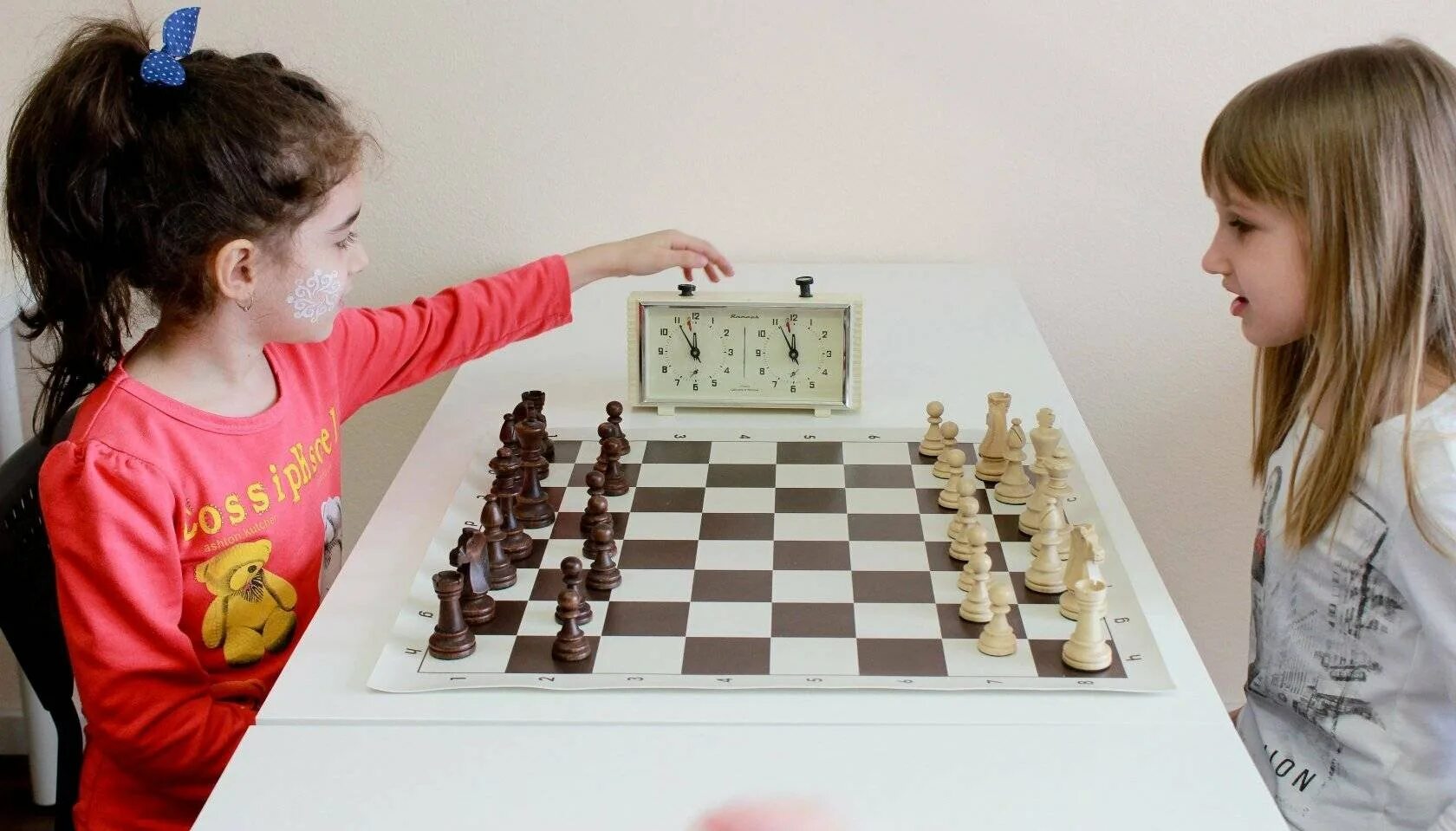 She play chess now. Шахматы для детей. Дети играют в шахматы. Шахматы занятия для детей. Шахматы для дошкольников.