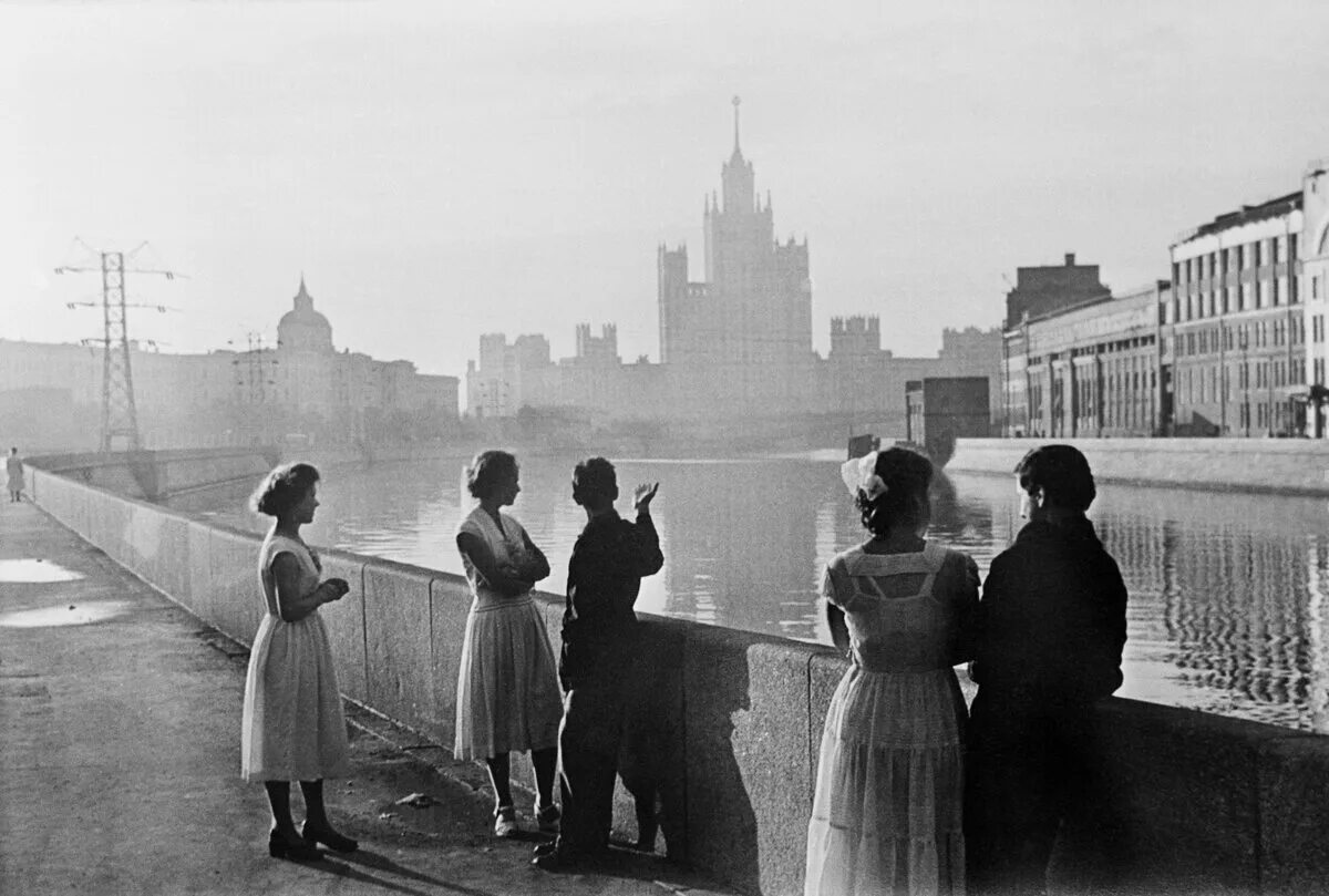 30 е июня. Москва 21 июня 1941. Выпускники 1941 года встречают рассвет. Москва июнь 1941 года. Москва перед войной 1941 год.
