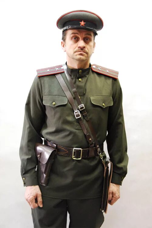 Офицер пример. Полевая форма офицера советской армии 1943. форма офицера ркка 1943. форма офицеров ркка 1945. форма капитана ркка 1941.