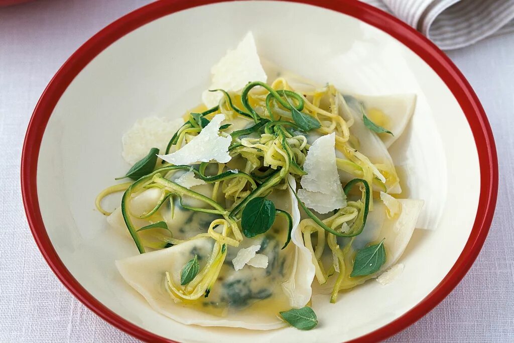 Сколько варить равиоли со шпинатом. Spinach ravioli. ravioli with spinach. ravioli spinach and ricotta. книга рецептов паста равиоли.