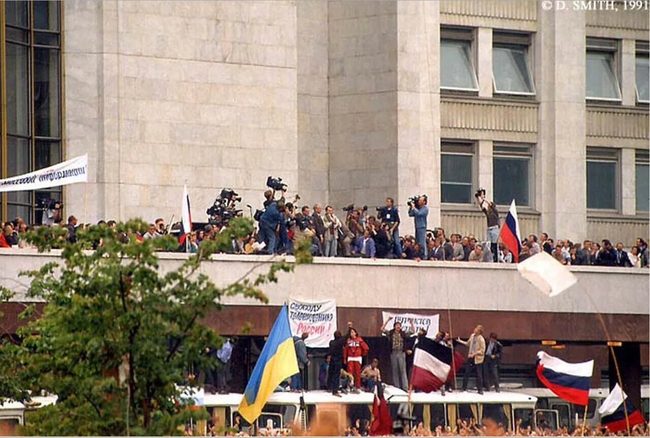 Август 1991 что произошло. Москва 1991 год путч. Августовский путч 1991. Белый дом 1991 год августовский путч. Россия август 1991.