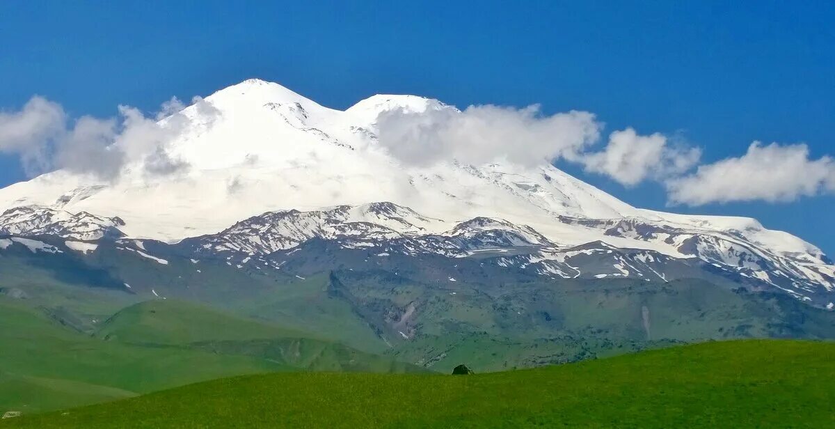 Подножие горы эльбрус. Эльбрус Северный склон. Гора Эльбрус Кабардино-Балкария. Нарзан гора. Кабардино-Балкария вид на Эльбрус.