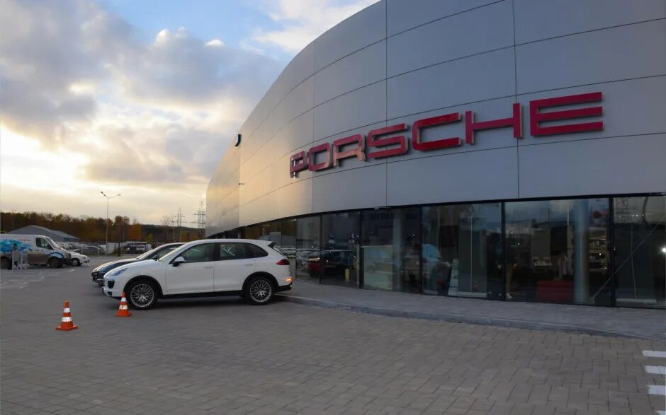 Порш из автосалона. Автосалон порше. Porsche ekaterinburg. Порше пермь. Автосалон порше донецк.