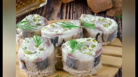 Рулет с сельдью и творожным сыром