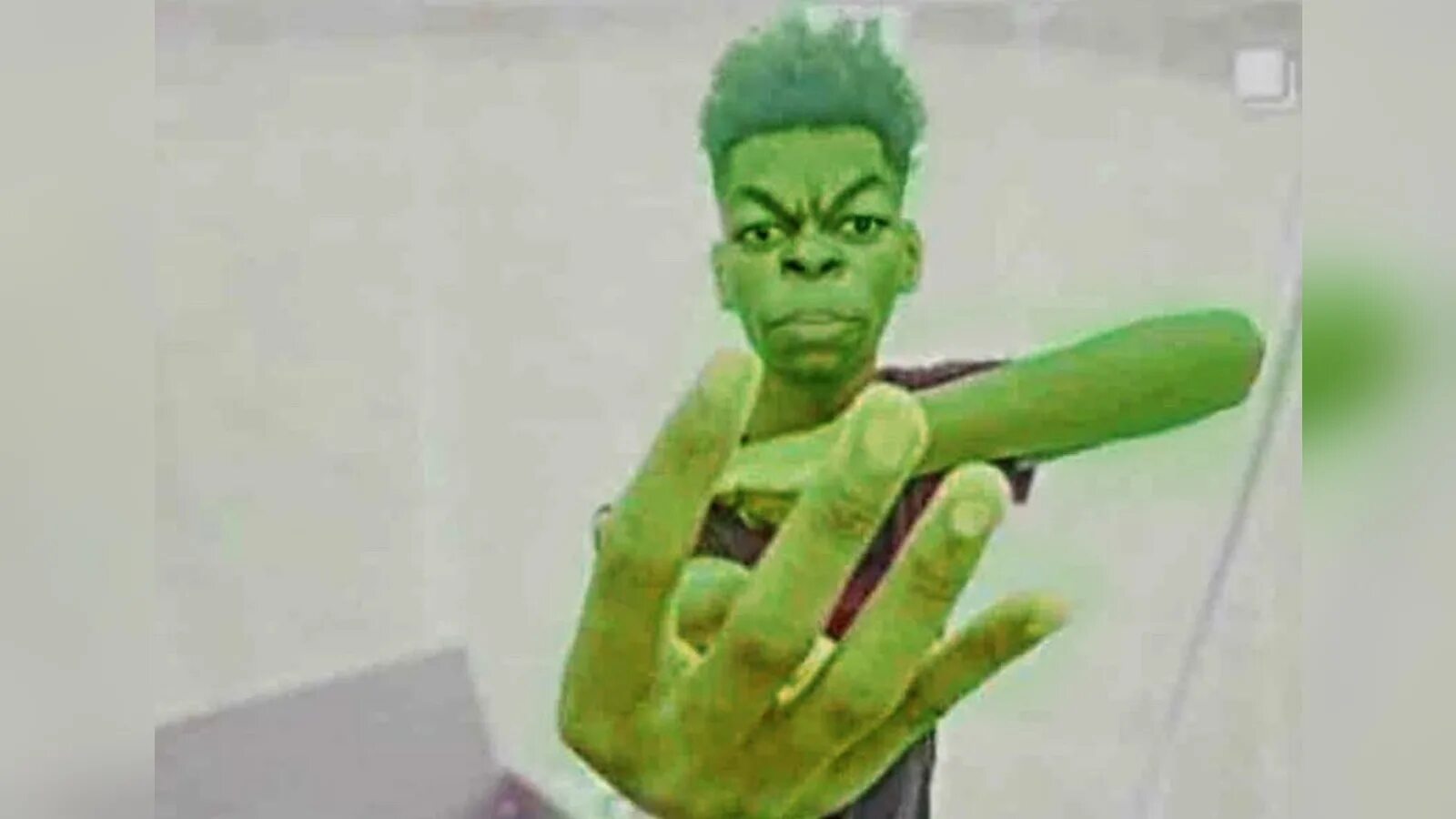 2 2 четыре пальца. Beast boy holding up 4 fingers. Зеленый человек. Beastboy four fingers. Мистер Бист рэп.