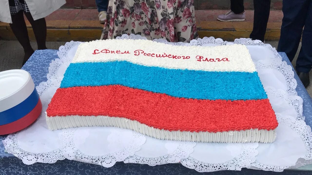 12 июня продажа. Торт с российским флагом. Торт Триколор. Тортик на день России. Патриотичный торт.