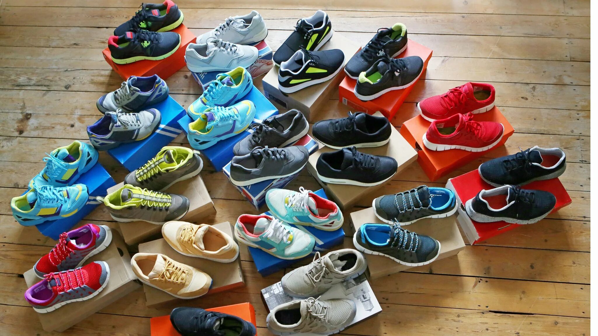 Стеллажи для кроссовок для магазина. Nike adidas magazin. Коллекция кроссовок. Nike magazin turkiya. Витрина магазина кроссовок.