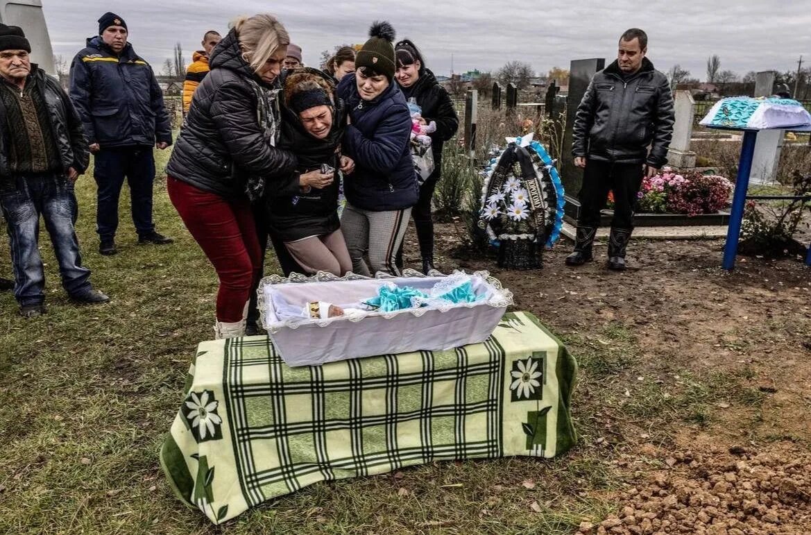 Похороните на украйне милой. Похороны детей погибших. Похороны погибших на Украине российских военных 2022.