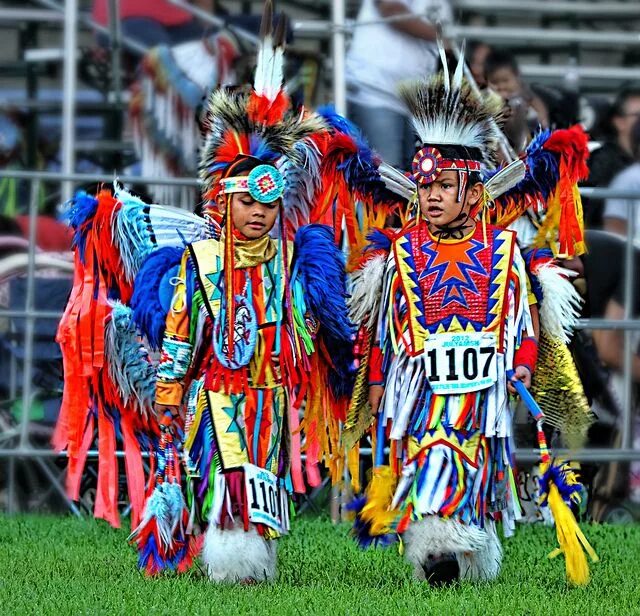 Pow wow every year the colours. Праздник индейцев пау-вау. powwow. праздник пау вау в америке.