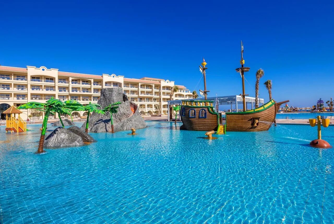 White resort hotel. Бич Альбатрос Резорт Египет. Beach Albatros Resort Hurghada 5 Хургада. Отель в Египте Beach Albatros Resort. Отель Альбатрос Вайт Бич Резорт 5 Хургада.