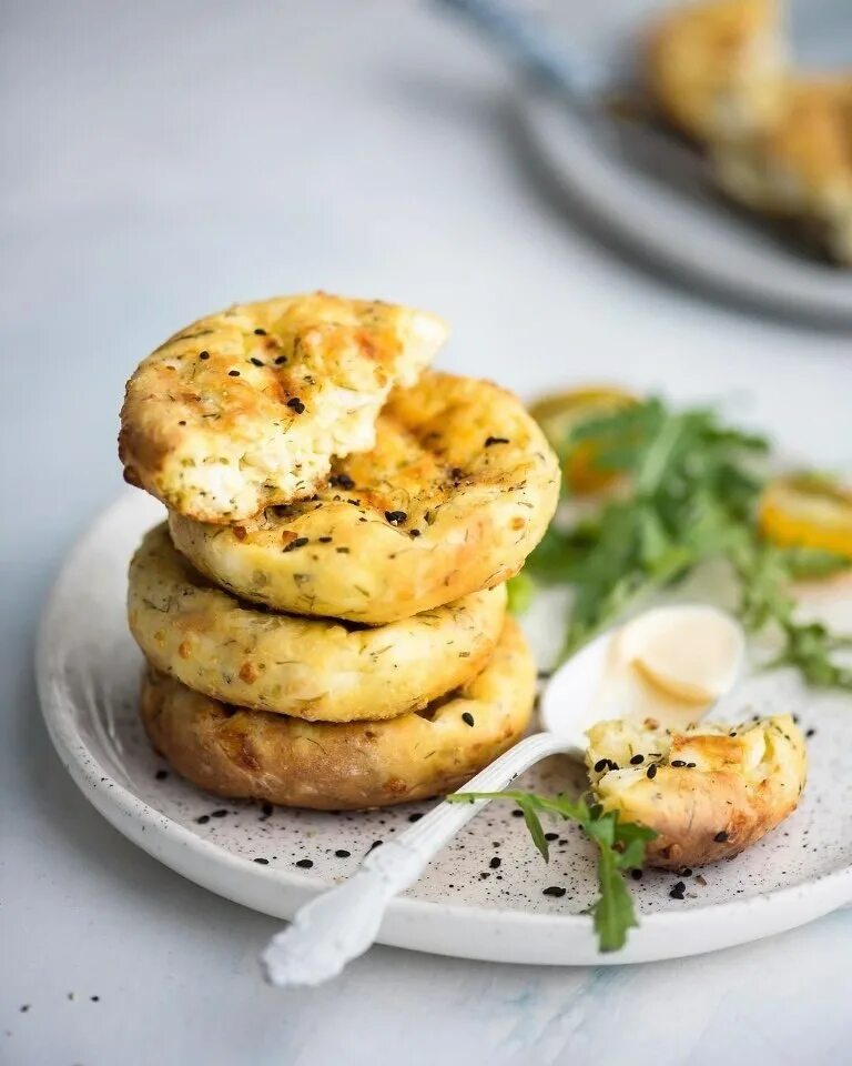 Сырники с картошкой. Сырники с зеленью. Сырные сырники. Несладкие сырники с зеленью. Сырники с сыром и зеленью.