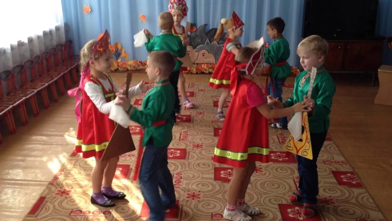 Танцы для детей в детском саду видео. Национальные танцы в доу. танец с балалайками в детском саду. народный танец в доу. дети танцуют в доу.