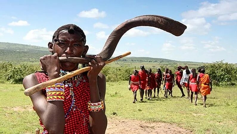 Африканская Дудка. Африканский Рог музыкальный инструмент. Африканская Дудка длинная. Дует в дудочку.