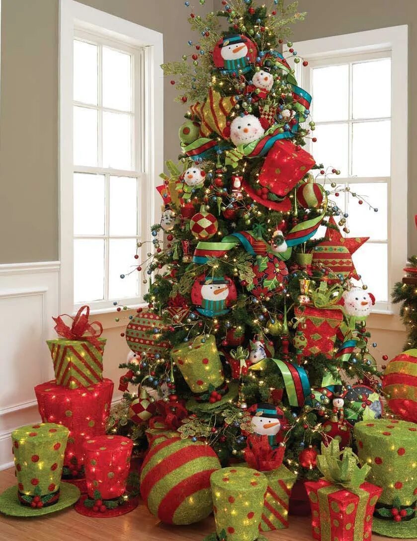 Декор под елку. Нарядная Новогодняя елка. Елка Новогодняя наряженная игрушками. Украшенная елка разными цветами.