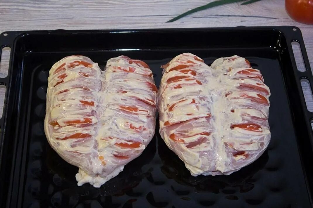 Куриная грудка под сыром с помидорами в духовке. Грудка под сыром с помидорами в духовке. Куриные грудки в духовке с помидорами. Куриная грудка с помидорами и сыром в духовке. Куриное филе гармошка с помидорами и сыром в духовке.