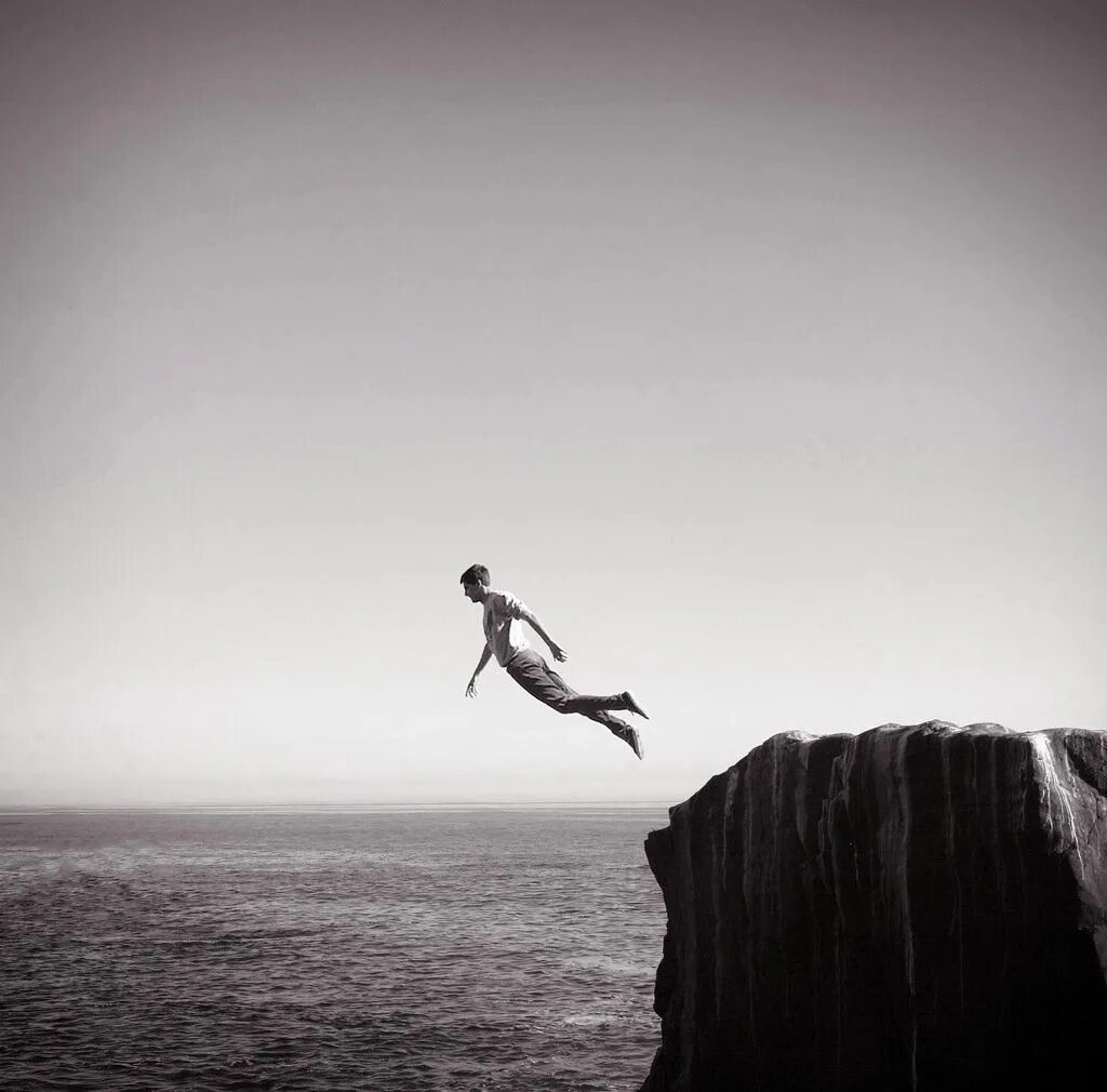 человек упал с обрыва. человек срывается с обрыва. на краю пропасти. человек падает с горы. человек прыгает со скалы.