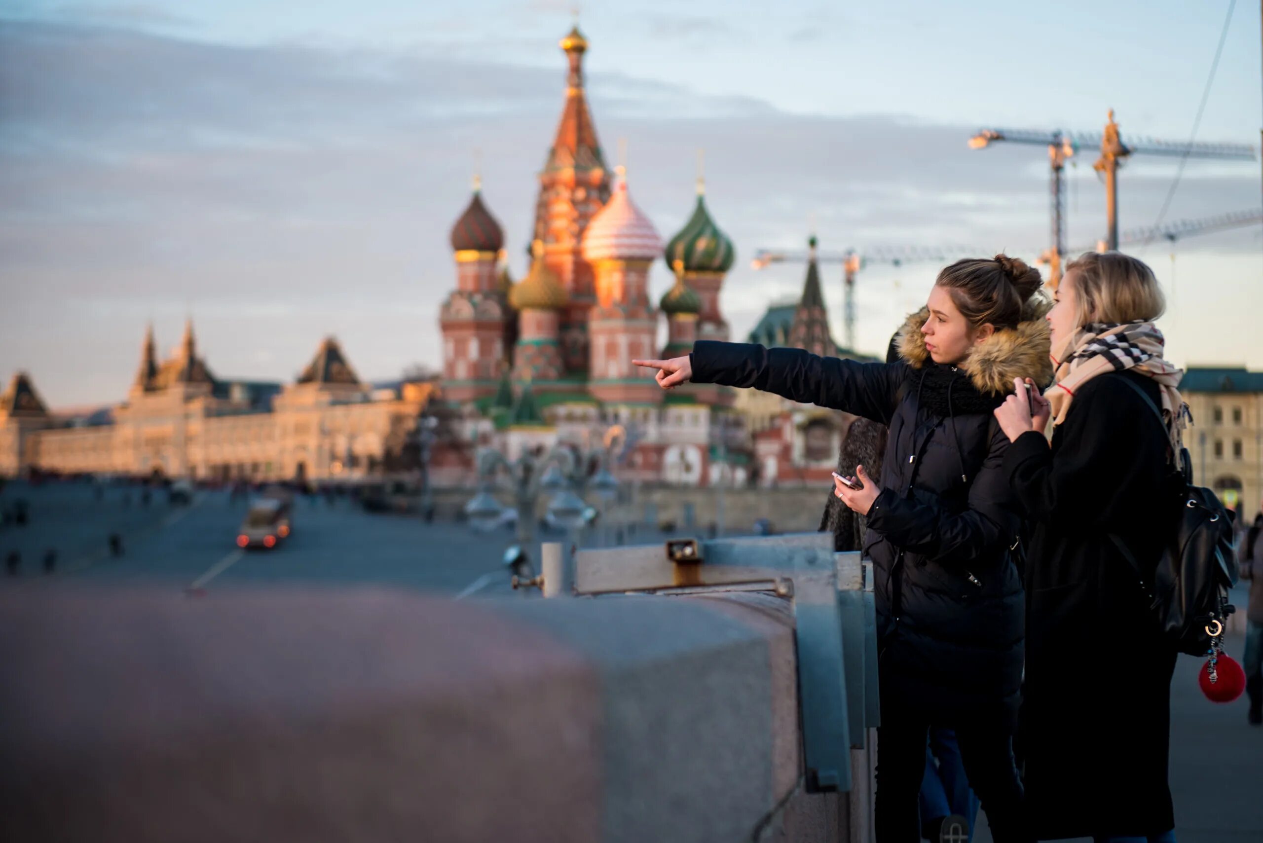 Вечерняя Москва. Москва город люди вечер. Москва ждет. Москва жди. Свежесть москва