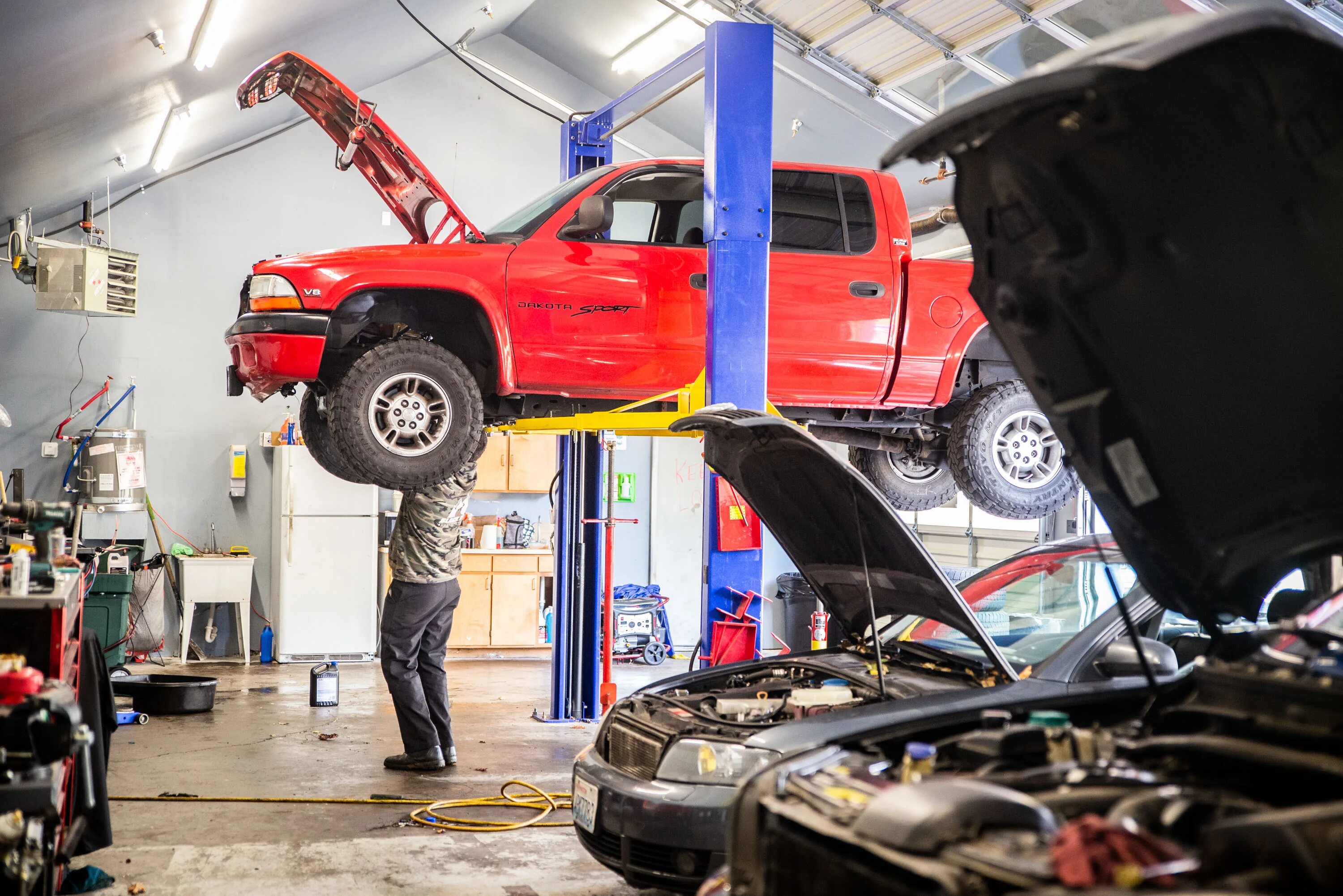 Автомастерская. Машина в автосервисе. Automobile Repair shop. СТО ремонт авто. Сто ремонтное