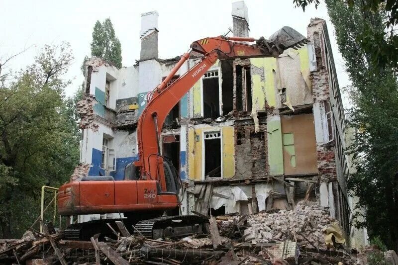 Демонтаж кирпичных стен. Сносят кирпичный дом. Демонтаж кирпичного дома. Демонтаж кирпича. Демонтаж кирпичных стен.