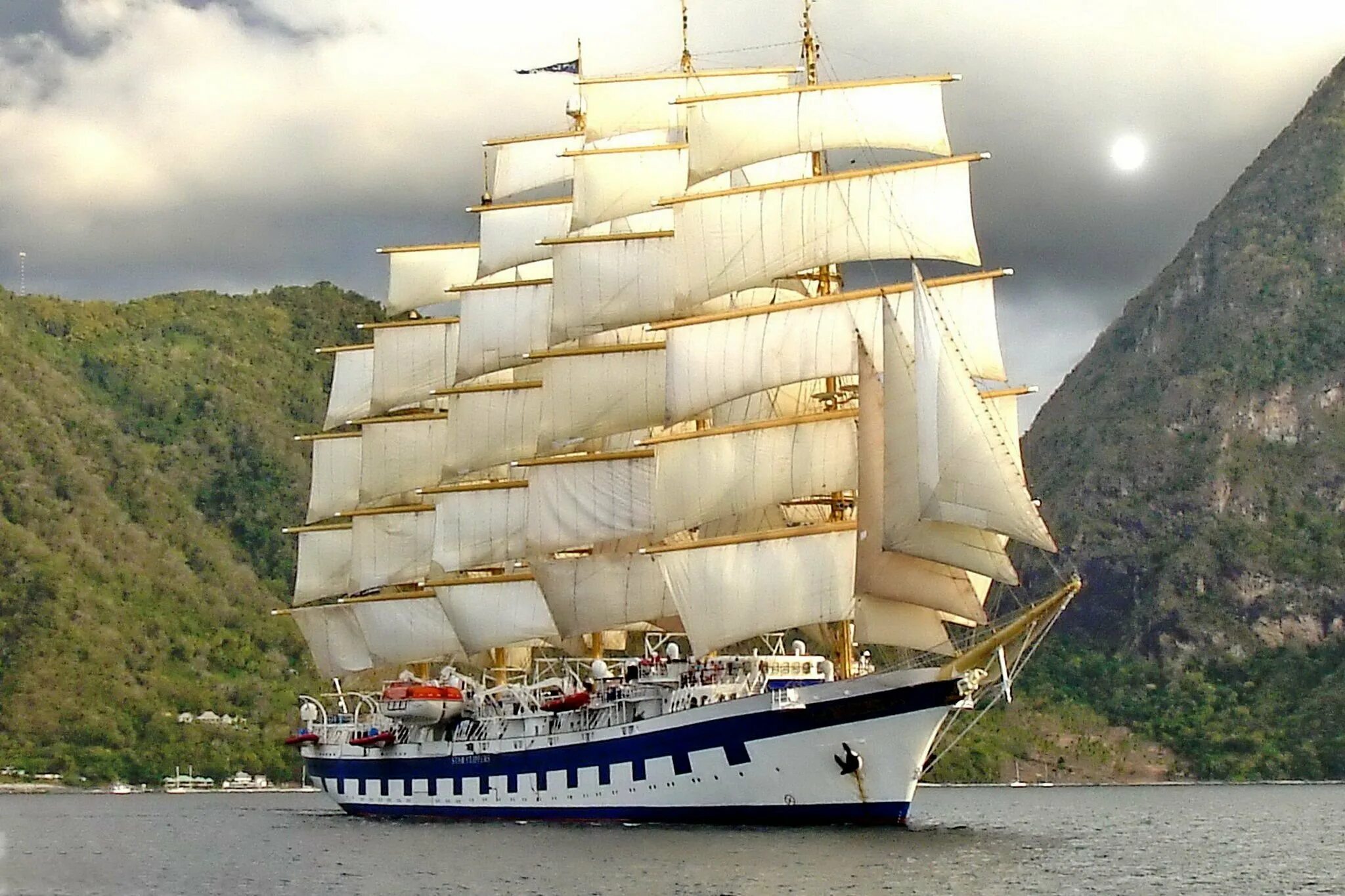 Судна парусник. Роял клипер «Royal Clipper». Круизный парусник Royal Clipper. Парусное судно Ройял клипер. Клиппер корабль парусный.