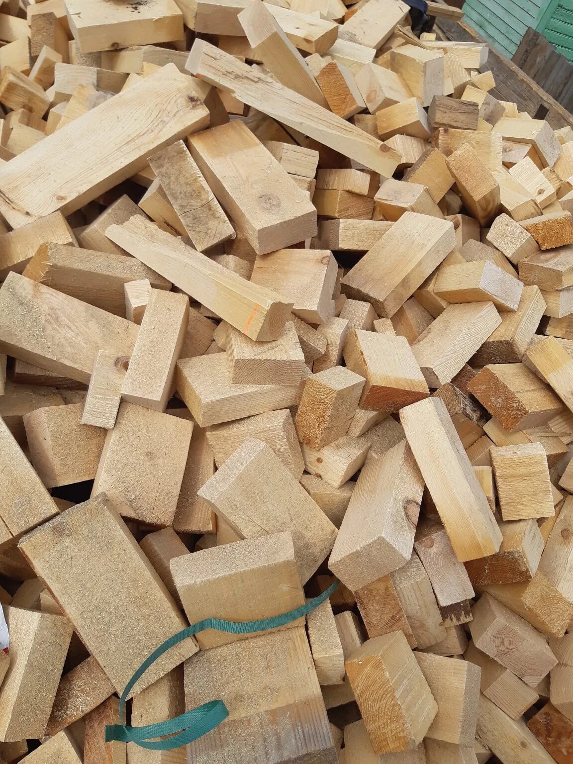 Дрова кубики. Дрова обрезь. Обрезь доски. Сухие дрова. Купить дрова в брянске